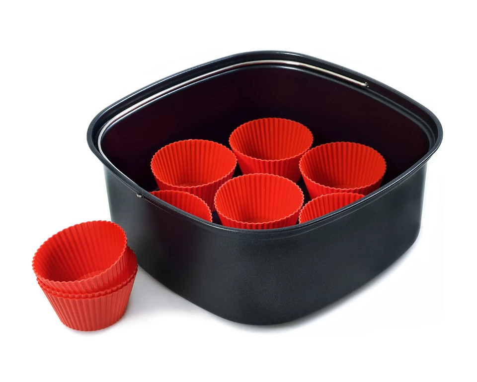 Bovenaanzicht van een open Ninja Airfryer MAX PRO met een hele geroosterde kip en aardappeltjes in de mand. Een persoon haalt de lade eruit, wat illustreert dat de 6,2 liter mand ruimte biedt aan een royale portie (bijvoorbeeld een hele kip).