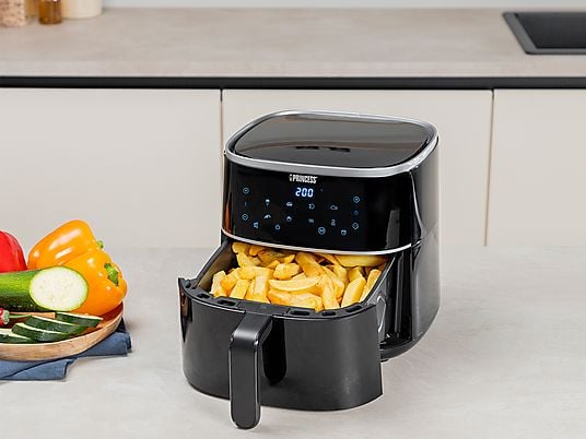 De Ninja Airfryer MAX PRO bakt frietjes met hete lucht en slechts een klein beetje olie, waardoor ze goudbruin en krokant worden zonder overtollig vet.