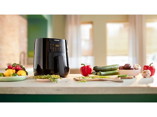 De Ninja Airfryer MAX PRO op een aanrecht, omringd door diverse bereide gerechten – gebak, gegrilde vis met groenten, geroosterd vlees en salade – wat de veelzijdigheid van de 6-in-1 kookprogramma’s (Air Fry, Max Crisp, Bakken, Roosteren, Opwarmen en Drogen) laat zien.