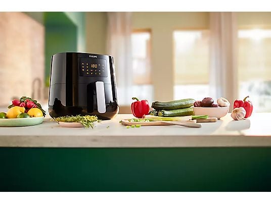 De Ninja Airfryer MAX PRO in actie op de Max Crisp-stand – het digitale display toont 230°C, en vers gebakken kippenvleugels komen er knapperig en goudbruin uit.