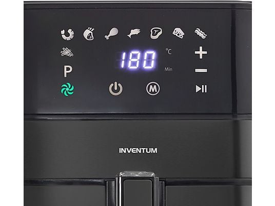 De Ninja Airfryer MAX PRO in actie op de Max Crisp-stand – het digitale display toont 230°C, en vers gebakken kippenvleugels komen er knapperig en goudbruin uit.