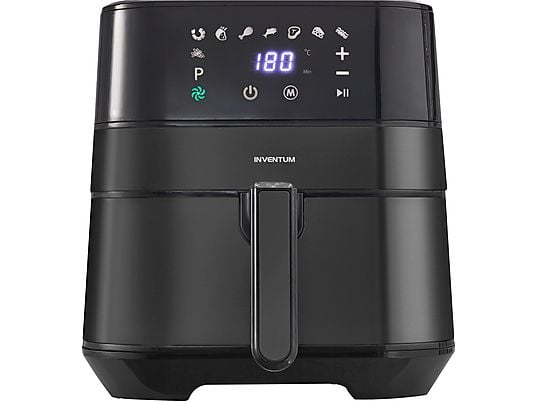 Bovenaanzicht van een open Ninja Airfryer MAX PRO met een hele geroosterde kip en aardappeltjes in de mand. Een persoon haalt de lade eruit, wat illustreert dat de 6,2 liter mand ruimte biedt aan een royale portie (bijvoorbeeld een hele kip).