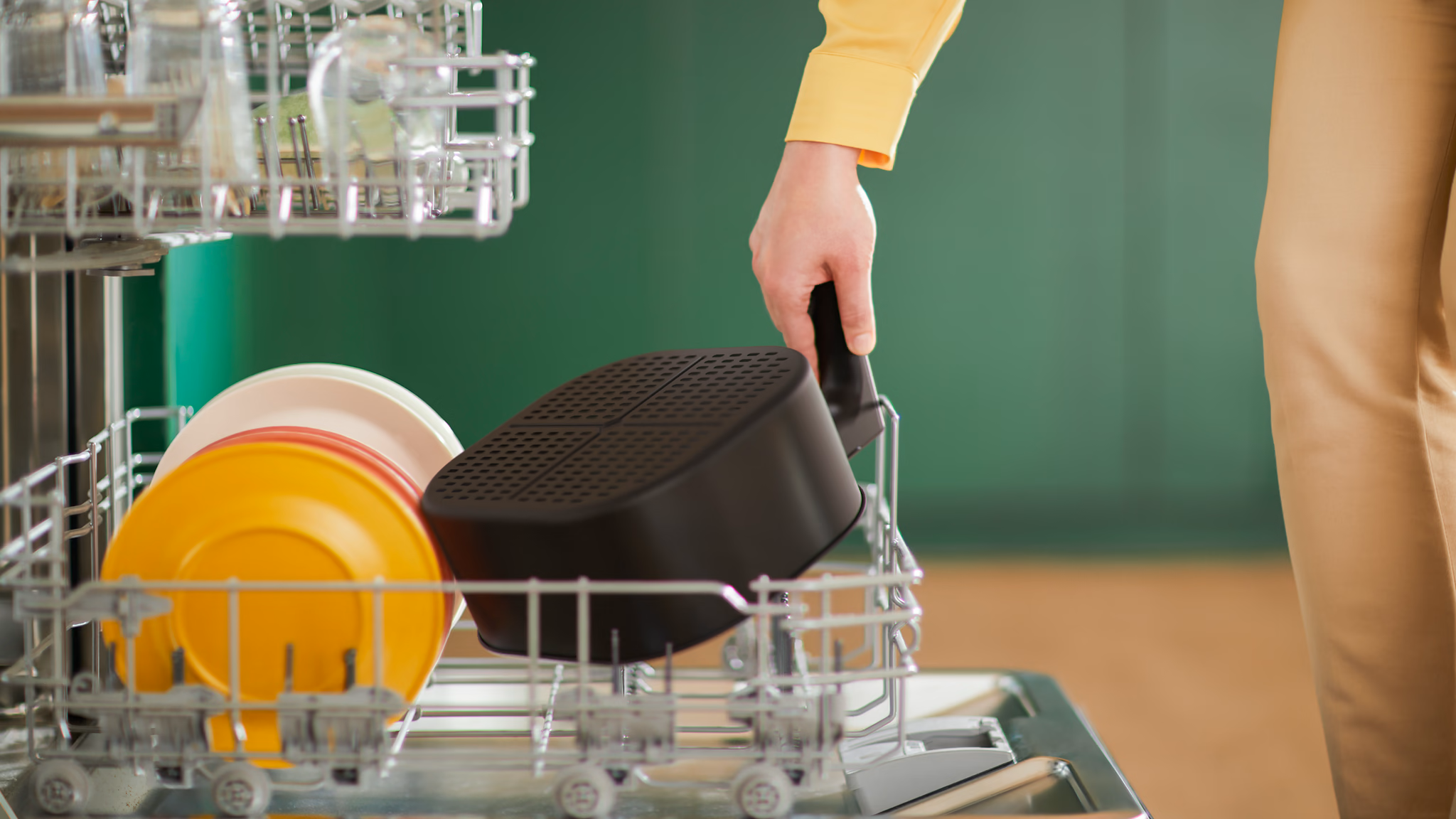 De Ninja Airfryer MAX PRO op een aanrecht, omringd door diverse bereide gerechten – gebak, gegrilde vis met groenten, geroosterd vlees en salade – wat de veelzijdigheid van de 6-in-1 kookprogramma’s (Air Fry, Max Crisp, Bakken, Roosteren, Opwarmen en Drogen) laat zien.