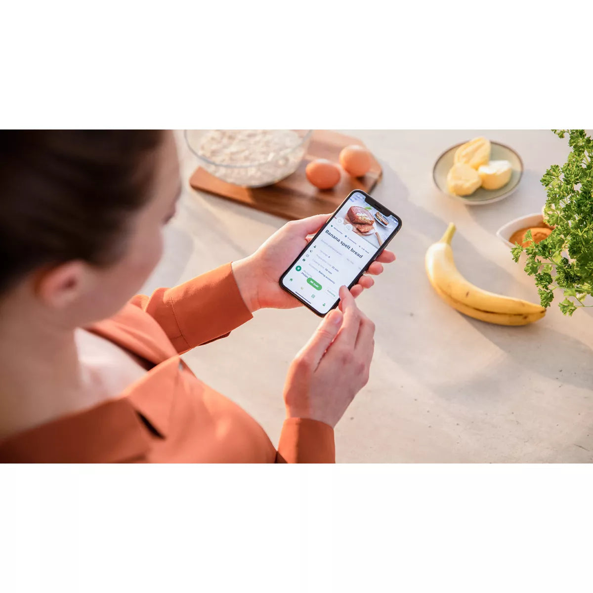 De Ninja Airfryer MAX PRO op een aanrecht, omringd door diverse bereide gerechten – gebak, gegrilde vis met groenten, geroosterd vlees en salade – wat de veelzijdigheid van de 6-in-1 kookprogramma’s (Air Fry, Max Crisp, Bakken, Roosteren, Opwarmen en Drogen) laat zien.